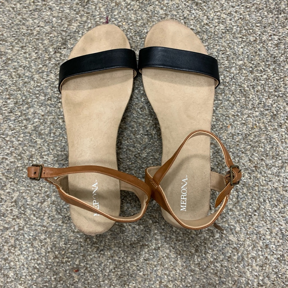 Wedges with strap